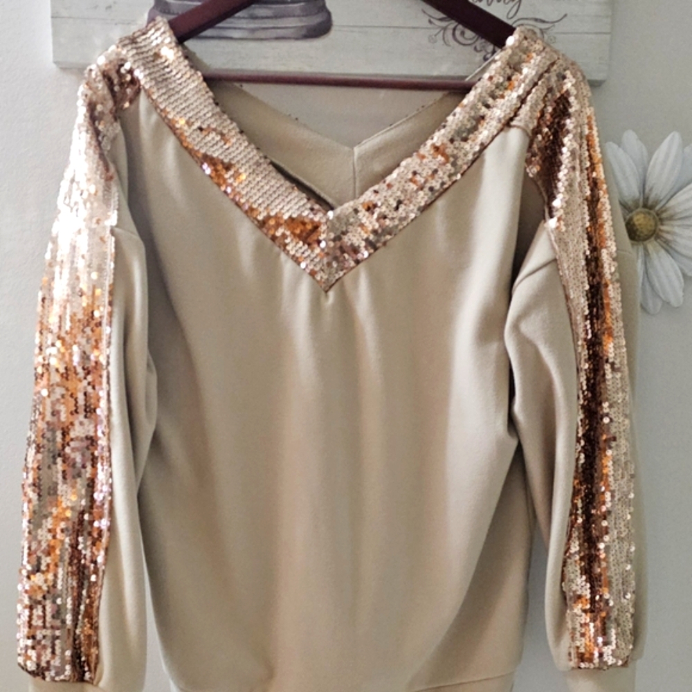✨ Sparkle in comfort! Oversized beige sweatshirt with chic sequins—casual glam
